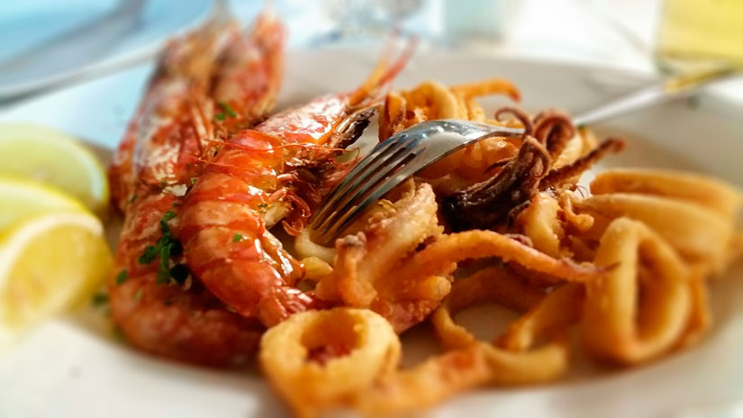 Fried squids and grilled shrimps